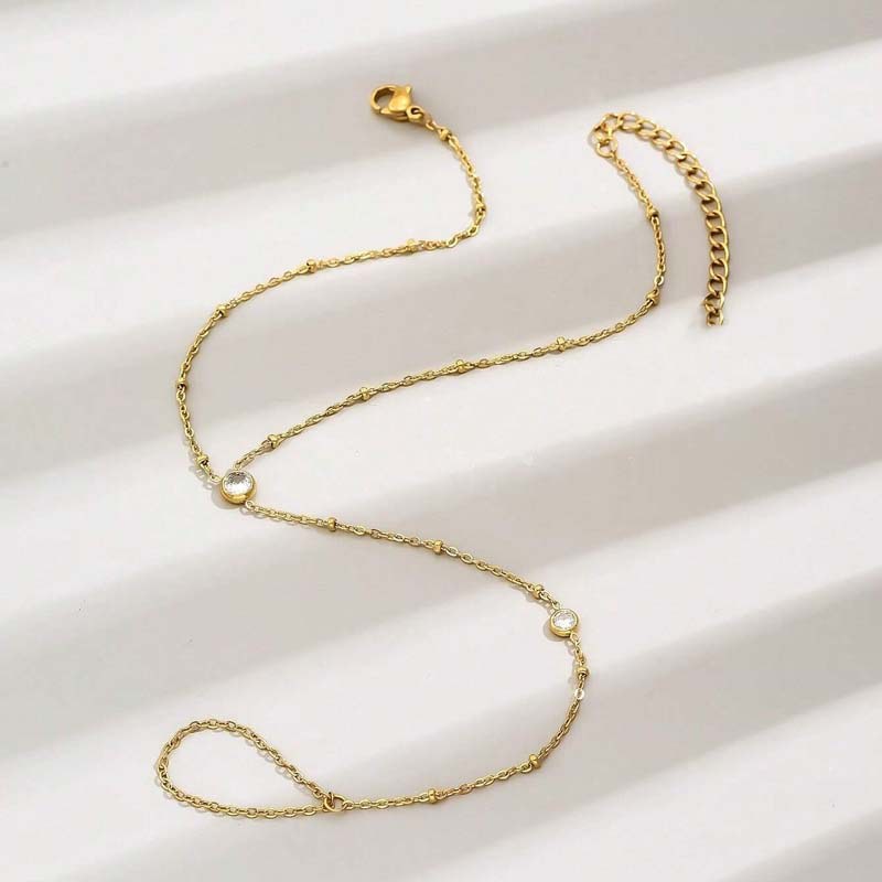 Cavigliera con anello al dito sottile con zircone, dettaglio