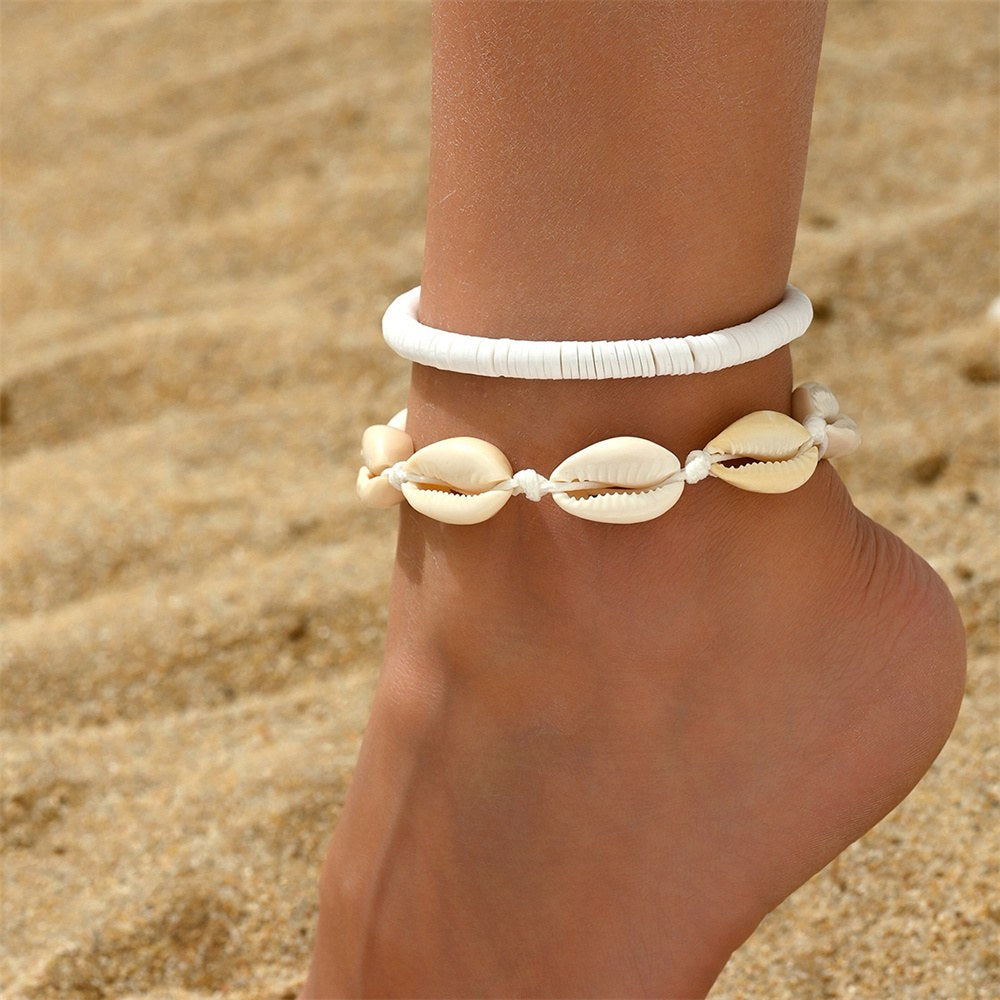 Set di 2 cavigliere con conchiglie bianche indossate